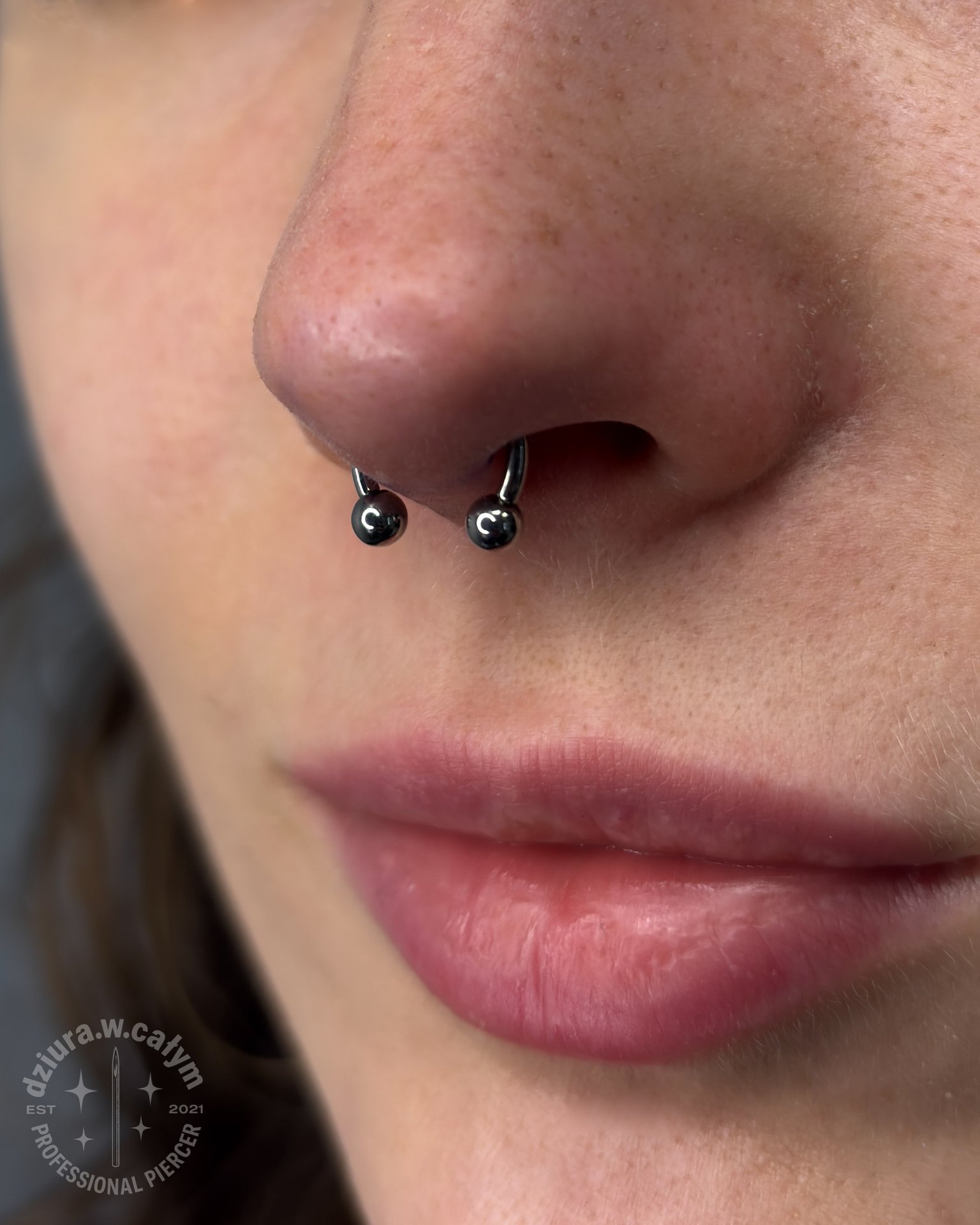 Kolczyk septum z tytanu chirurgicznego ASTM F136 - model 04